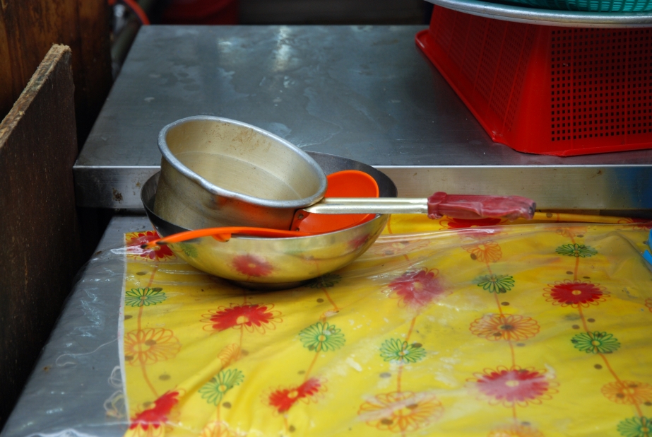 Golden aluminium pan for pouring